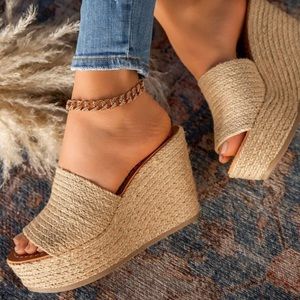 Soda brand, size 6 women’s platform wedge sandals!